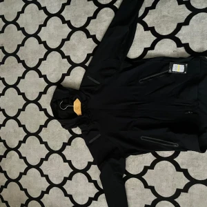 Under armour  - Aldrig använd helt ny och fräsch passar perfekt nu till våren och är enkel att använda 