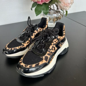 Sneakers STHLM DG strl.38 - Sneakers från STHLM DG strl 38 💫Lite slitna på insida hälen, men annars fint skick! Kan mötas upp i Jönköping eller skickas, köparen står för frakten 💌