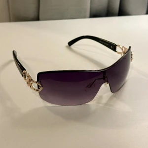 Solglasögon från Nelly - Använda en gång, från Nelly, skriv vid frågor. Köparen står för frakt.