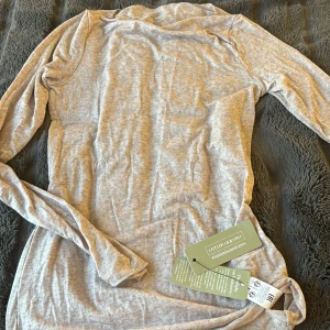 Intimissmi tröja  - Jag köpte den men använde den aldrig och väljer därför att sälja den för 400 köpt för 450kr.den är ny med prislapp i färg beige storlek S❤️