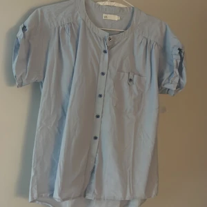 Blus - Säljer denna super gulliga blus då den inte kommer till användning längre💗 Den är mindre i storlek och passar mig som vanligtvis bär str S.