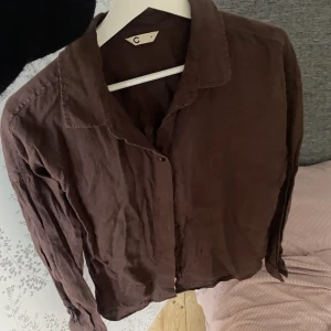 Linneskjorta  - Säljer denna söta linneskjorta 💞andvänd 1 gång förra sommaren ☺️