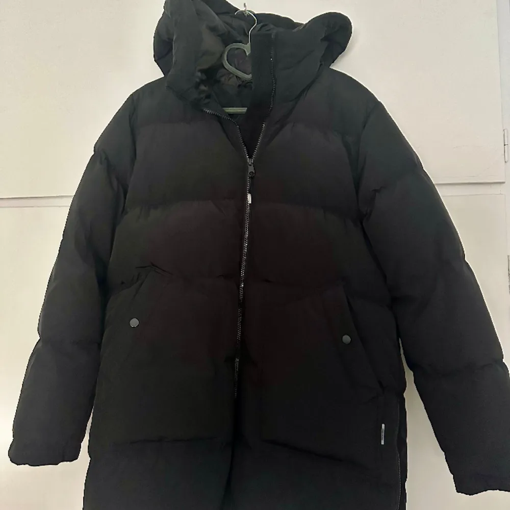 Ny vinterjacka från Vero Moda storlek XL. Aldrig använd. Äkta dun. Nypris 1299.95kr . Takit.