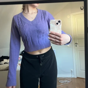 Stickad tröja - Lila stickad tröja, lite croppad med V-ringning, inte använd speciellt mycket!