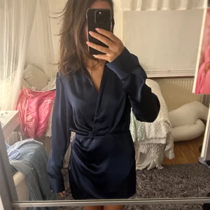 ZARA Marinblå klänning - Snygg festklänning i marimblå silke från Zara. Använd 1 gång. 