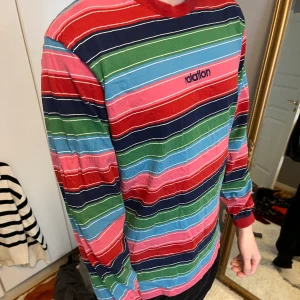 Tröja - Tröja köpt på carlings, det står rotation på framsidan. I väldigt bra skick Nypris 400kr