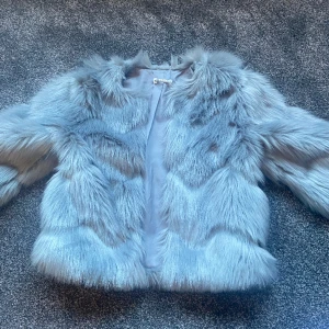 Jacka  - Säljer denna superfina päls jackan från hm då den tyvärr inte kommer till någon användning. Storlek 152 men den är stor i storleken så den passar även på någon med större storlek❤️själv är jag 160 cm och sitter jätte fint på mig❤️original pris ca 400kr
