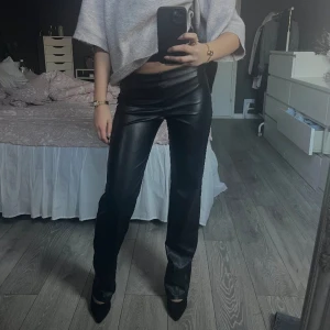 Skinnbyxor  - As snygga lågmidjade skinnbyxor köpta på nelly för 2-3 år sedan❤️‍🔥 Storlek xs men passar xxs-s