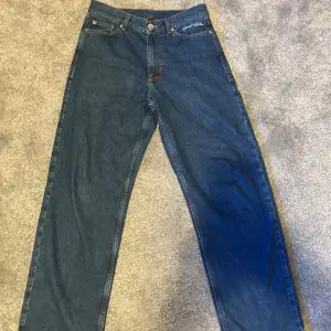 Säljer nu mina Big skate baggy jeans från Sweet Sktbs i storlek XXS då de inte är min stil längre. Det har inga deffekter förutom lappen där bak som är lite skrynklig. Köpta på Junkyard för 700kr. Hör av dig vid frågor! :)