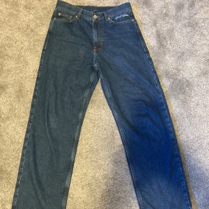 BAGGY JEANS BIG SKATE - Säljer nu mina Big skate baggy jeans från Sweet Sktbs i storlek XXS då de inte är min stil längre. Det har inga deffekter förutom lappen där bak som är lite skrynklig. Köpta på Junkyard för 700kr. Hör av dig vid frågor! :)
