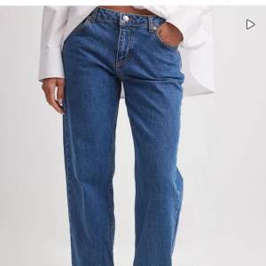 Jättesnygga low/mid waist jeans från NA-KD, oanvända med prislapp (nypris 699kr) , säljer för jag råkade köpa i för stor storlek!! Färgen är mid blue💗