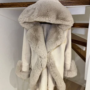 Fluffig faux nude jacket - Denna fina jackan köpt från Garoff Sthlm är i storlek M men passar generellt till S/M. Ej använd så mycket därav att jag säljer den. Den har en liten fläck vid jackfickan men inga andra synliga skador. Skicka meddelande vid intresse/ fler bilder🤍