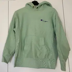 Superfin hoodie i härlig grön kulör. Fint skick
