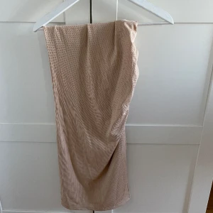 Beige kjol - En jätte fin beige kjol som inte längre kommer till användning💗 