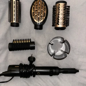 Värme borste - Babyliss borste. Är typ en dyson dupe som funkar ganska bra. Köptes för 1500 och säljs för 370. Den är änvand 2-3 gånger. Nyskick💕 kontakta mig nu💕