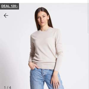 Säljer en beige Finstickad tröja från lager 157 för 60 kr💓 Den är i helt okej skick💓 Den är lite nopprig, men det är inget man tänker på 🥰😻 Pris kan absolut diskuteras💖🫶🏻❤️