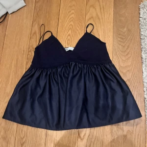 Topp - Fin festtopp från zara! Helt oanvänd, köpt för 200 kr
