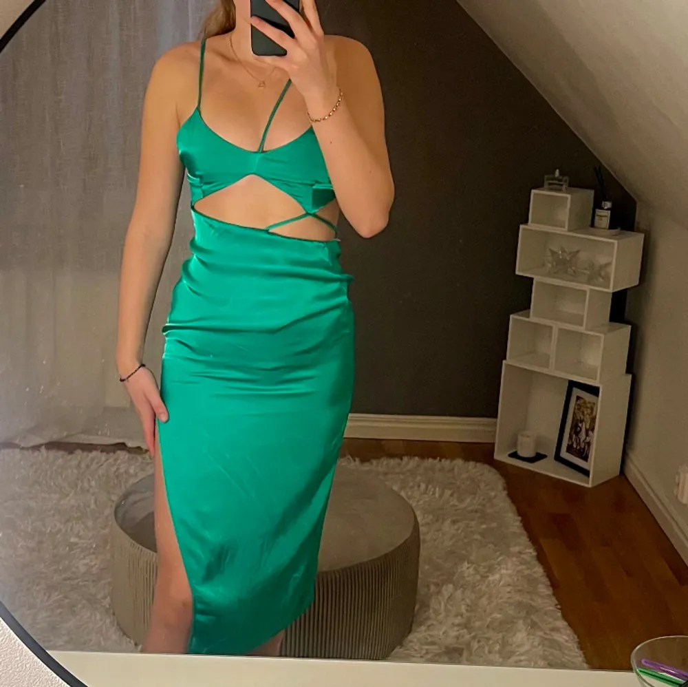 Säljer denna gröna klänning från Zara i storlek 36! Slitsen har gått upp lite vid benet men inget som syns, och i fint skick annars🫶. Klänningar.