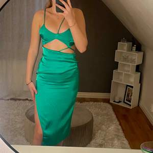 Säljer denna gröna klänning från Zara i storlek 36! Slitsen har gått upp lite vid benet men inget som syns, och i fint skick annars🫶