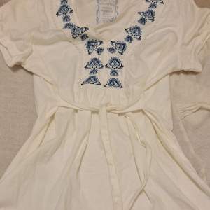 En sommar tröja/klänning som är ifrån Kappahl. Den har blått broderi och ett band runt midjan om man skulle vilja justera den 😻 Storlek 40/42, aldrig använt.