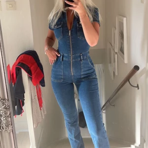 Byxdress  - Säljer denna fina byxdress från mango Sitter som en smäck!🤩