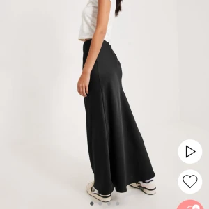 Svart satinkjol  - Svart satinkjol från Nelly/ Neo Noir - Vicky Heavy Sateen Skirt i storlek 40 Använt kjolen 1 gång.  Köpt för 749kr säljer för 300kr (pris kan diskuteras). 