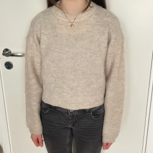 Stickad beige tröja  - Jättefin beige stickad tröja i storlek xs från Lindex som tyvärr blivit för liten. Bra kvalitet💕