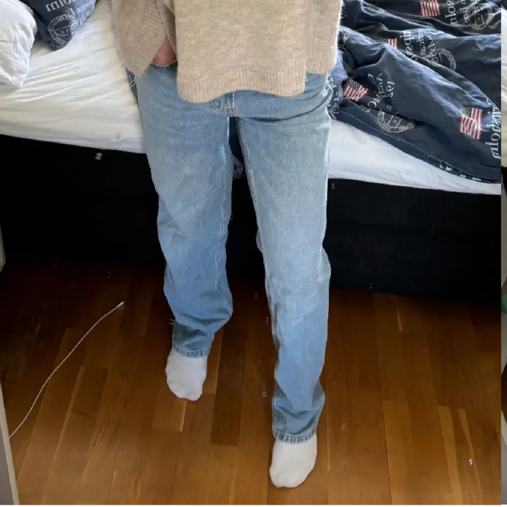 (Lånad bild av @tildebellmann)Ett par Low waist jeans i superfin färg som är perfekt till våren. Knappt använda, inga defekter💘. Jeans & Byxor.