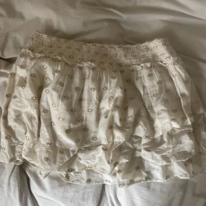 Volang kjol - sååå söt volangkjol från zara passsar S-M