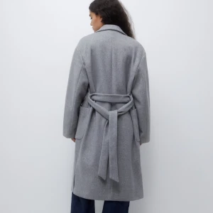 Grå kappa - Säljer min knappt använda kappa från Pull&Bear då den inte år min stil🥰🥺
