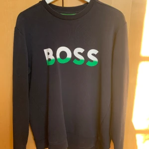Hugo boss tröja  - Hugo Boss sweatshirt i storlek M, bra skick  Ord pris 1599kr
