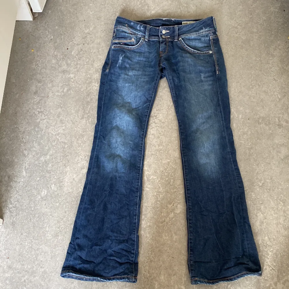 Säljer dessa lågmidjade jeans eftersom dom är för långa på mig som är 155. Inga defekter💘 Innerbenslängd: 77 cm Midjemått tvärs över: 39 cm. Jeans & Byxor.