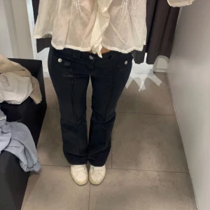Super coola lågmidjade jeans - Super snygga jeans med coola fickor framtill, bootcut jeans. Använda sparsamt, köpta för 450kr. 38 cm midjemåttet, 78 cm innerbenslängden. Skriv för mer information!(första bilden är lånad!!)