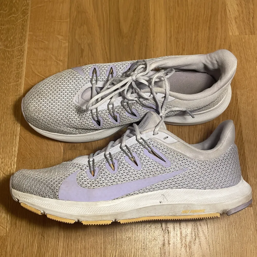Ett par lila Nike skor i storlek 40 . Bra skick, inte använts utomhus utan ändats som dansskor.. Skor.