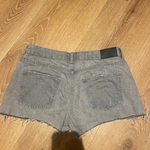 Lågmidjadd Jeans shorts - Säljer dessa snygga lågmidjade jeans shorts ifrån lager 157!! Aldrig använda, finns inte att köpa längre. Tveka inte att höra av dig vid frågor💓💓