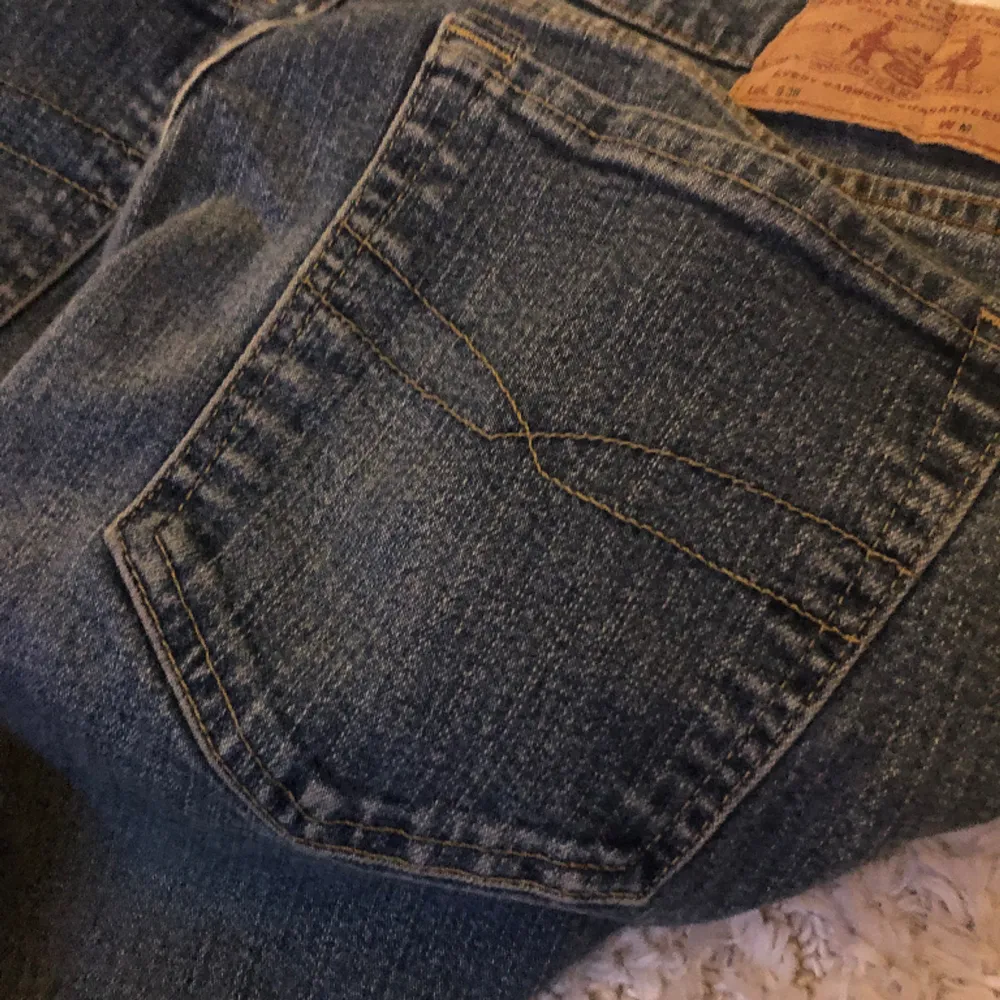 Jätte snygga Levis jeans men detalger på bakfickorna bootcut.  Stl M men passar mig bra som har xs/s i kläder, dragskedjan är lite sönder men det märks inte när man har på sig byxorna som man kan se på bilderna💙💙. Jeans & Byxor.