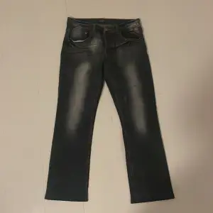 Snygga lowrise straight leg jeans från ”Rock Rebel” med coolt mönster på baksidan. Har bara använts 1 gång men de är tyvärr inte min stil längre. De är i jättebra skick!