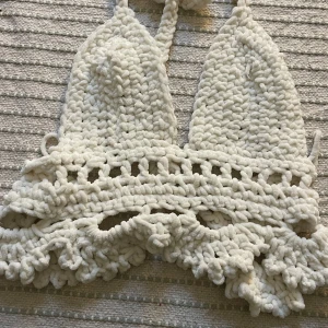 Virkad topp - Egen virkad topp gjord av velor garn🤍 Med sol motiv på botten av toppen🤍