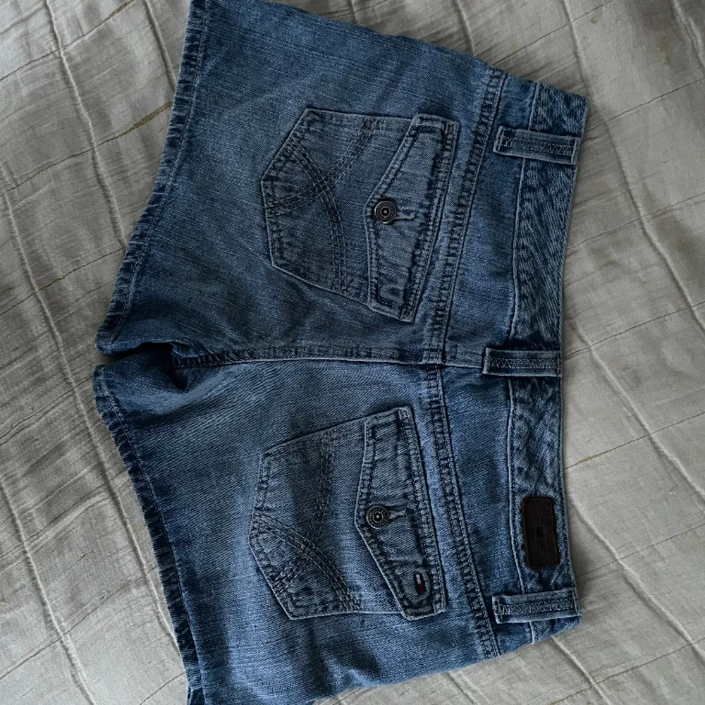 Jeans shorts från Tommy hilfiger med jätte snygga fickor och jätte snyg slitning💙 på lappen så står det storlek 6 och jag säljer för att dem är för stora för mig💙 skriv till mig om fler mått behövs💙. Shorts.