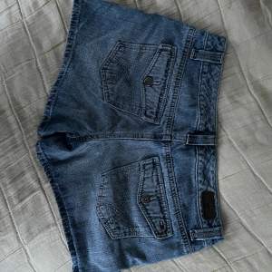 Jeans shorts från Tommy hilfiger med jätte snygga fickor och jätte snyg slitning💙 på lappen så står det storlek 6 och jag säljer för att dem är för stora för mig💙 skriv till mig om fler mått behövs💙