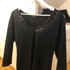 Glitter tröja - Jätteskön och fin, glitter på både fram och baksidan! Kommer ej till användning ⭐️
