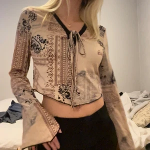 Långärmad tröja - Långärmad tröja med coolt tryck. Tyvärr vet jag inte vilket märke. Skulle säga att den sitter som en S/M🤍