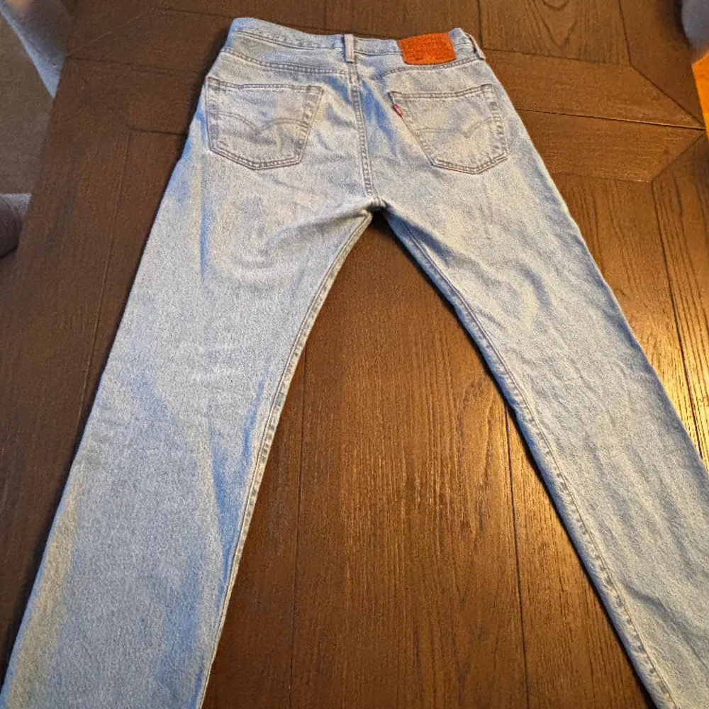 Säljer nu mina Levis jeans för dom inte används längre. Använda sparsamt skick 9/10 Skriv gärna för mer infro!. Jeans & Byxor.