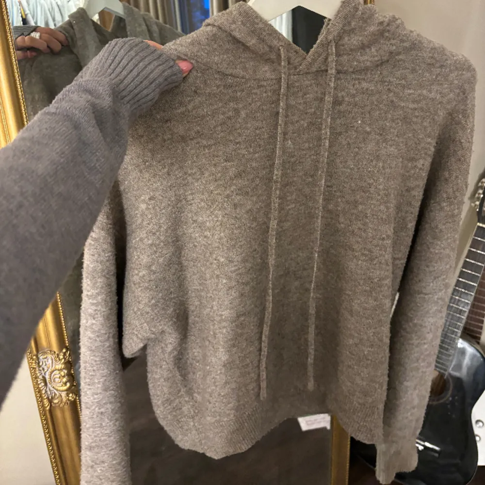 Säljer min jätte fin Beige/grå/bruna stickade hoodie från Lindex (andvänd ett fåtal ggr). Tveka inte på att höra av er om det är något ni undrar. . Hoodies.