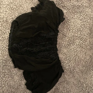 Svart topp - Svart topp men ett litet mönster i mitten på tröjan passar mig som har xs-s. Använd några gånger. 