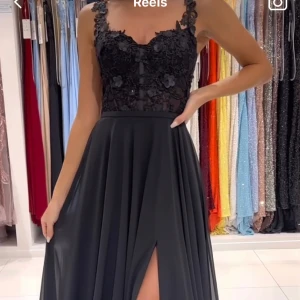 Balklänning  - Säljer min superfina balklänning som är köpt på dressroom i Göteborg 2023. Den är uppsydd och passar någon som är 155-160cm. Nypris var 5000kr och den är endast använd vid ett tillfälle. Lite trasig längst ner men går att laga med lite nål och tråd.