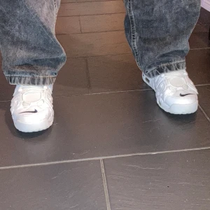 Nike uptempo  - Bra skick använda få tal gånger, pris e diskuterbart. Köpta för 2200 kr  Men säljs för 1800 kr skriv vid frågor eller fler bilder!  