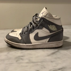 Air jordan 1 mid grå och vit - Skorna är lite smutsiga och har lite creases. Storlek 39