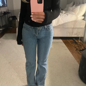 Lågmidajde raka jeans - Säljer dessa lågmidjade jeansen från bik bok då dom är lite för små för mig. Knappt använda. I storlek W25 L30 jag är 164 Nypris 699