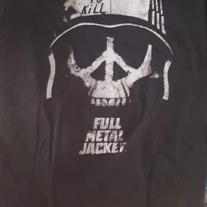 T-shirt med Full Metal Jacket tryck på front och rygg.